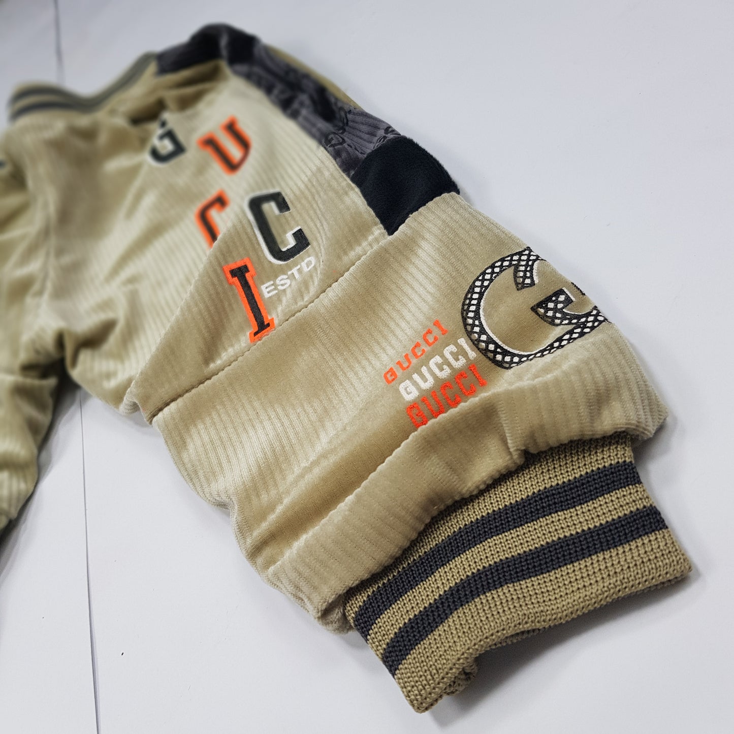 Trendy Winter Velour Hoodie and Pant Set for Toddlers - Beige with Black Accents